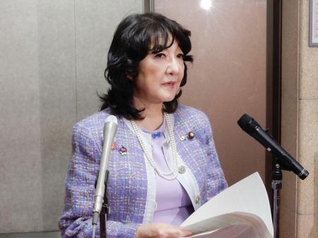 オンライン形式のＧ７財務相会合を終え、記者会見する片山財務相＝８日夜、財務省