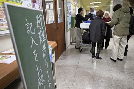 北海道日高町に開設された避難所＝９日午前６時３２分