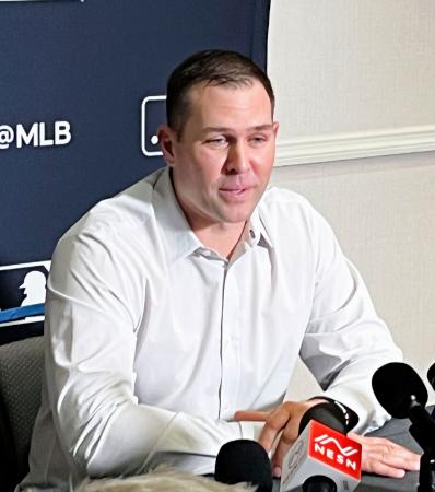 取材に応じるパドレスのスタメン監督＝８日、オーランド（共同）