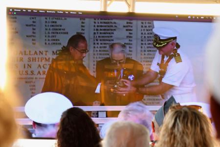 中継会場で参加者が見守る中、真珠湾に献酒する静岡の医師菅野寛也さん（中央）ら＝８日、米ハワイの真珠湾（共同）