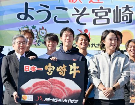 特産品の贈呈式に出席した男子テニスの錦織圭選手（中央）ら＝９日午後、宮崎市の県総合運動公園