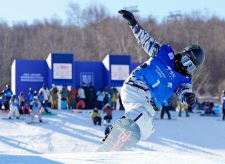 調整する平野歩夢＝張家口・密苑（共同）