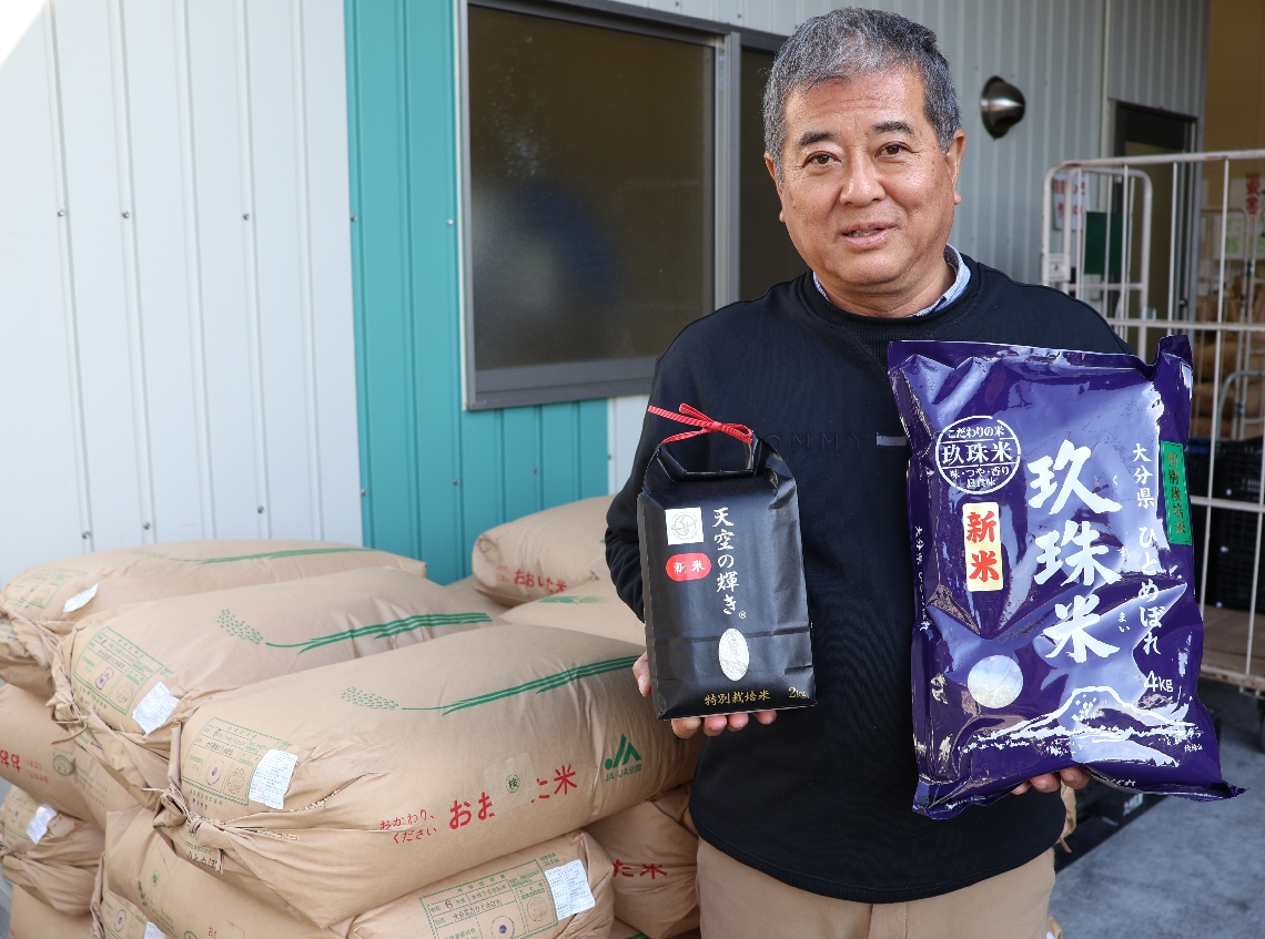 「くす天空の輝きをぜひ贈り物に」と呼びかけるメンバー＝玖珠町帆足のくすここのえ産直ネット