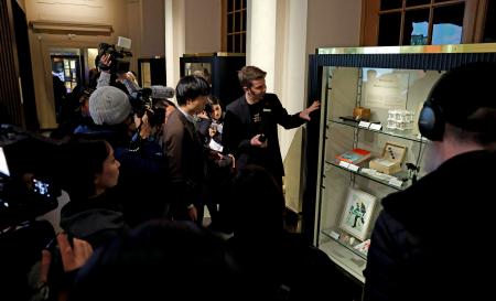 ノーベル博物館が報道陣に公開した今年のノーベル賞受賞者の寄贈品＝９日、ストックホルム（共同）