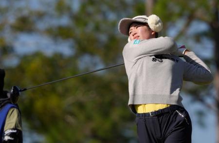 最終ラウンド、ティーショットを放つ桜井心那。通算８アンダーの１０位で来季出場資格を獲得した＝マグノリアグローブ（共同）