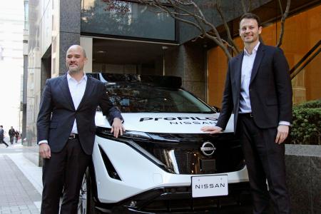 運転支援システム「プロパイロット」の次世代版を搭載した試作車を紹介する日産のイバン・エスピノーサ社長（左）と英新興企業ウェイブ・テクノロジーズのアレックス・ケンダルＣＥＯ＝１０日午前、東京都中央区