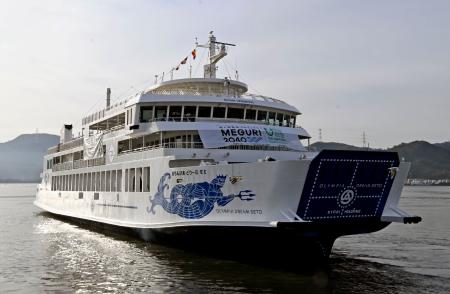 自動運航機能を活用した商用運航を開始する旅客船「おりんぴあどりーむせと」＝１０日午前、新岡山港