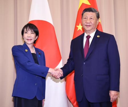 日中首脳会談を前に、中国の習近平国家主席（右）と握手を交わす高市首相＝１０月、韓国・慶州