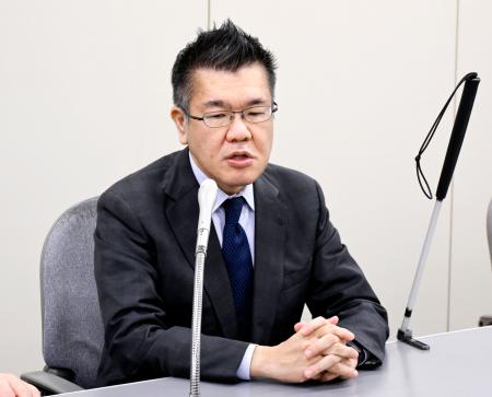 代理投票を巡る訴訟で和解が成立し、記者会見する宇佐美達也弁護士＝１０日午後、静岡市