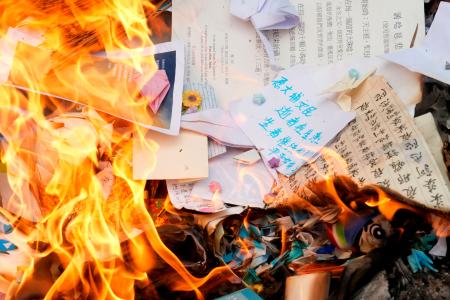 １０日、香港の高層住宅群大規模火災の犠牲者を供養する儀式で、燃やされる追悼メッセージ（共同）
