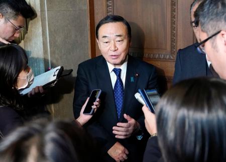 立憲民主党の笠国対委員長との会談後、取材に応じる自民党の梶山国対委員長＝１０日、国会