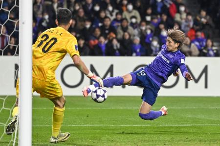 広島―上海申花　後半、ゴール前に攻め込む広島・新井＝Ｅピース