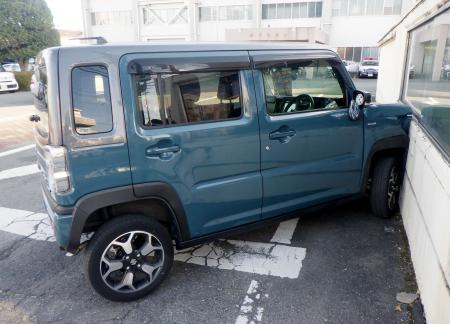 群馬県警高崎署の塀に突っ込んだ軽乗用車＝１０日午後（同県警提供）