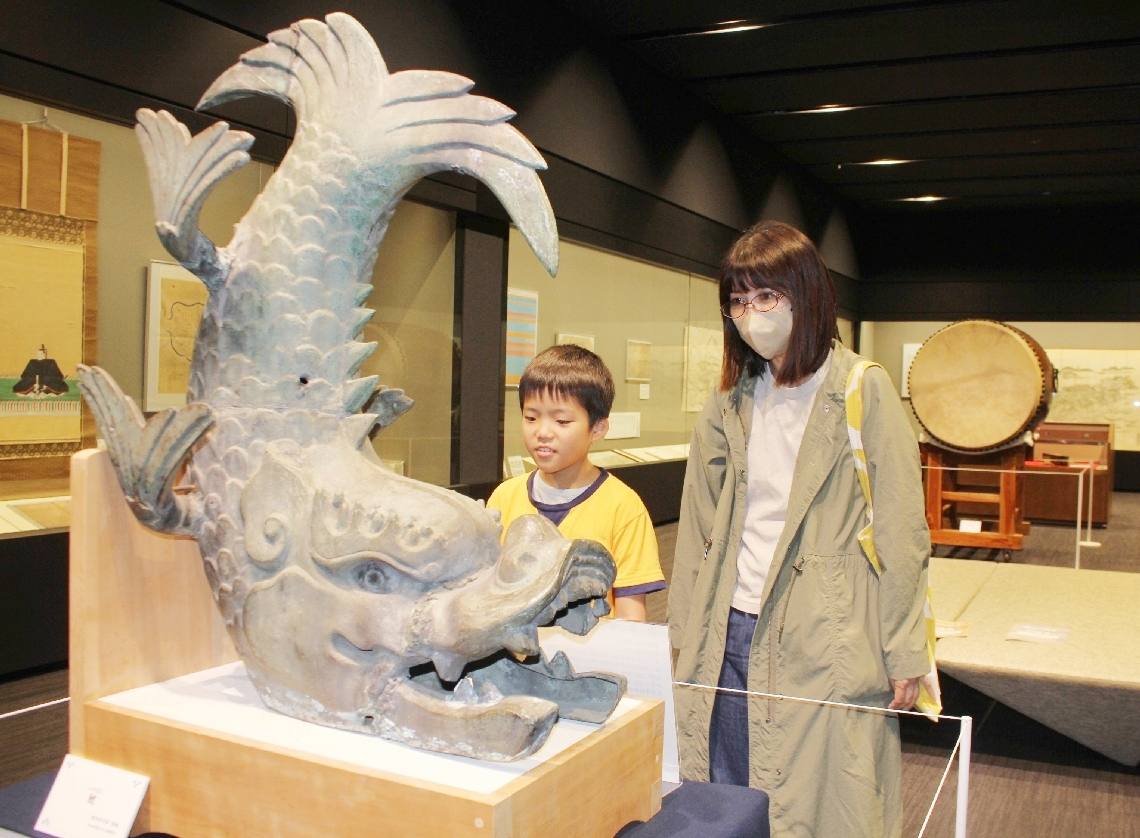 岡城にあったとされるしゃちほこを見る来館者＝竹田市竹田の市歴史文化館