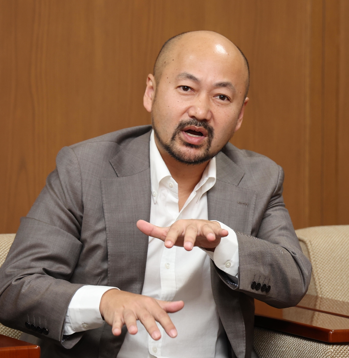 オンライン教育について語るスタンフォード大オンラインハイスクール校長の星友啓さん＝大分合同新聞社