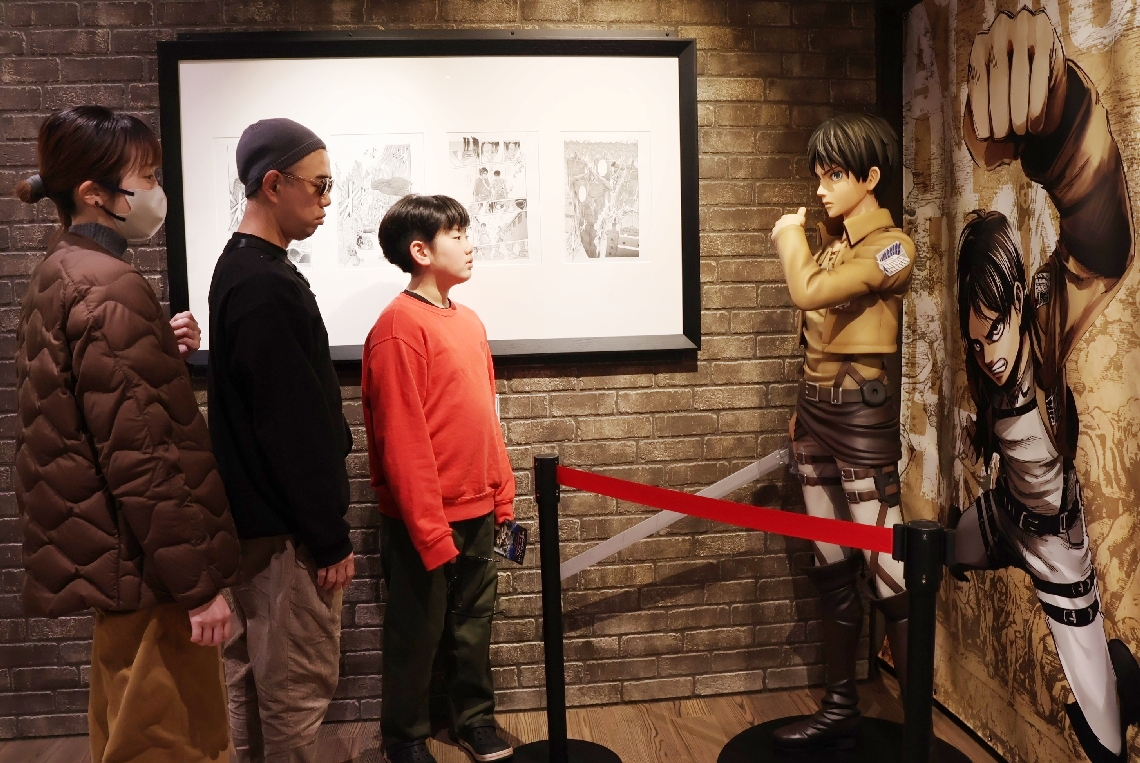 期間限定で主人公エレンの等身大フィギュアが登場＝日田市大山町の「進撃の巨人　ｉｎ　ＨＩＴＡ　ミュージアム」