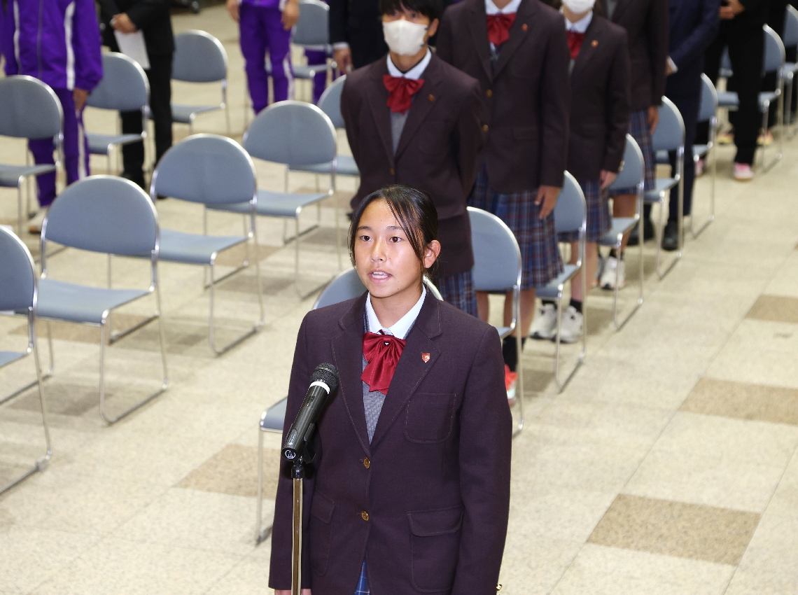 全国大会に向けて決意表明する柳ケ浦高女子サッカー部の田淵聖那主将＝県庁