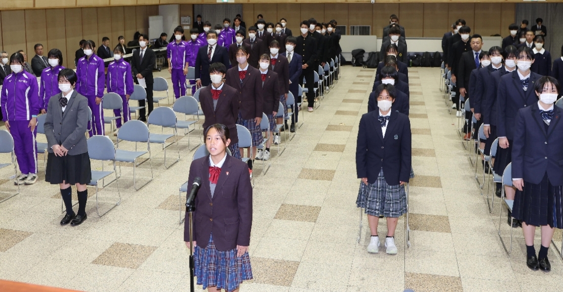 全国大会に向けて決意表明する柳ケ浦高女子サッカー部の田淵聖那主将（最前列中央）