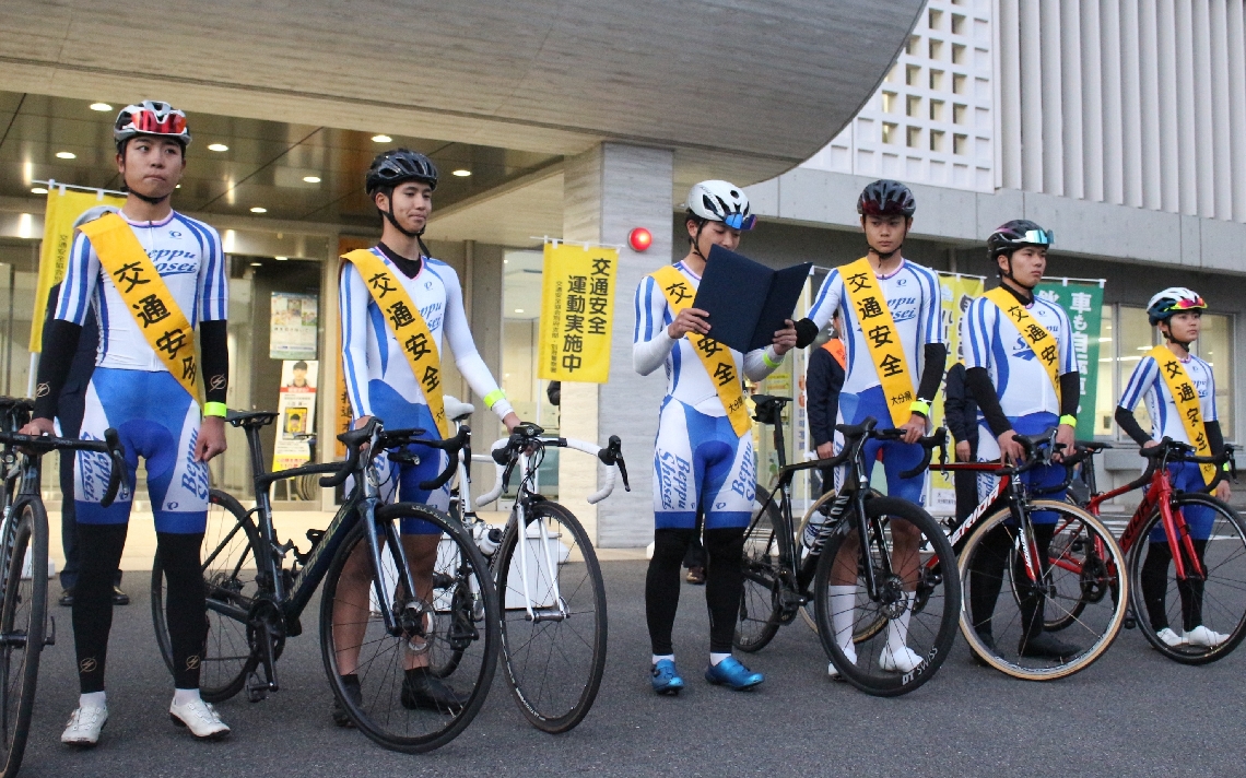 自転車のマナーアップを呼びかける別府翔青高自転車競技部員＝１１日、別府署