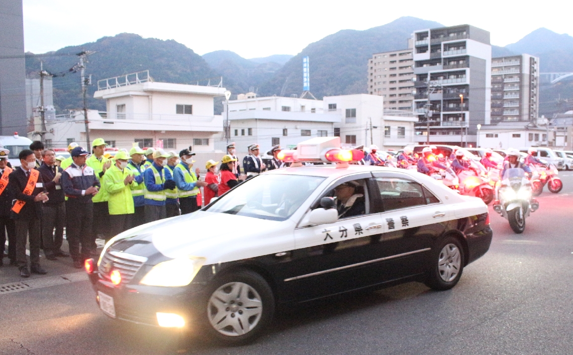 パトロールに向かう別府署員ら