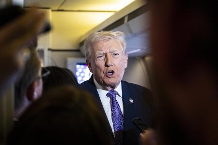 大統領専用機で記者団の取材に応じるトランプ米大統領＝１１月３０日（ゲッティ＝共同）