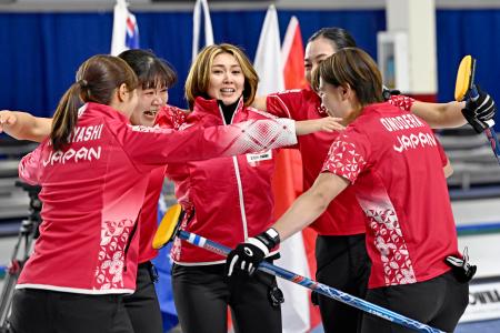 女子プレーオフでノルウェーを破って五輪出場権を獲得し、歓喜する（左から）小林、小谷、吉村、近江谷、小野寺＝ケロウナ（共同）