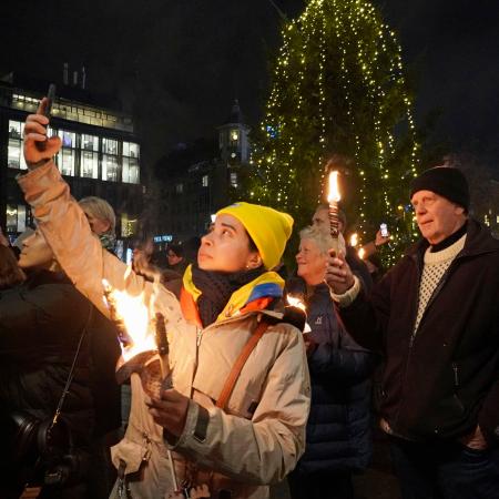 マリア・コリナ・マチャド氏のノーベル平和賞受賞を祝うパレードに参加する人たち＝１０日、オスロ（共同）