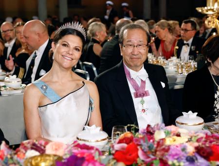 ノーベル賞授賞式後の晩さん会に出席した北川進・京都大特別教授。左はスウェーデンのビクトリア皇太子＝１０日、ストックホルム（共同）