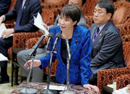 衆院予算委の集中審議で答弁する高市首相＝１１日午前