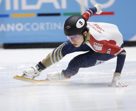 滑走する宮田将吾＝１１月、ドルドレヒト