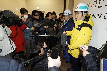 地震があった青森県八戸市内の視察を終え、取材に応じる宮下宗一郎知事（右端）＝１０日