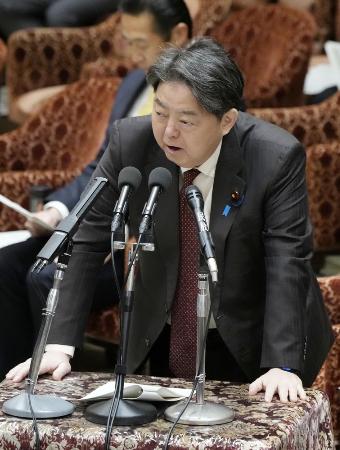 １０日、衆院予算委で答弁する林芳正総務相