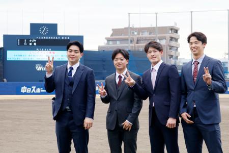 ナゴヤ球場を見学した（左から）中日ドラフト１位の中西、２位の桜井ら＝１１日