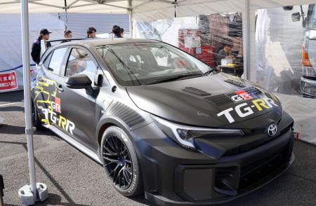 トヨタ自動車の超電導モーターを備えた水素エンジン車＝１１月、静岡県小山町の富士スピードウェイ