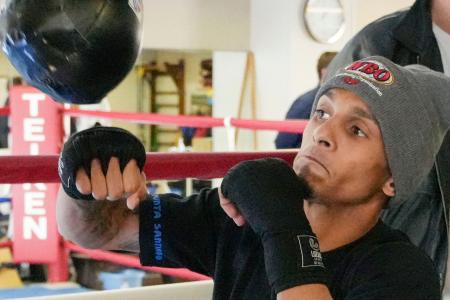 練習を公開したレネ・サンティアゴ＝１１日、東京都内