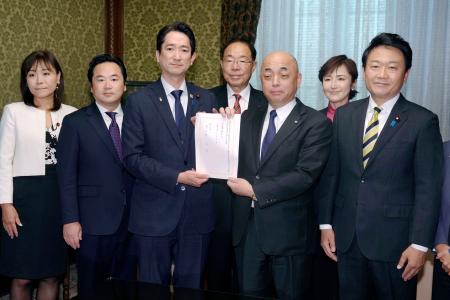 衆院の築山信彦事務総長（右から３人目）に「空室税」導入法案を提出する国民民主党の議員ら＝１１日午後、国会