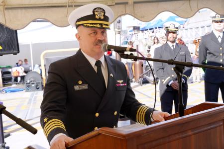 あいさつする米原子力空母ジョージ・ワシントン艦長のティモシー・ウェイツ大佐＝１１日午前、神奈川県横須賀市