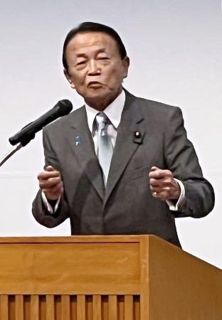 東京都内で開かれた会合であいさつする自民党の麻生太郎副総裁＝１１日午後