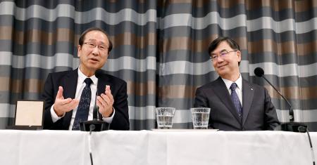 ノーベル賞授賞式から一夜明け、記者会見する化学賞の北川進・京都大特別教授（左）と生理学・医学賞の坂口志文・大阪大特任教授＝１１日、ストックホルム（共同）