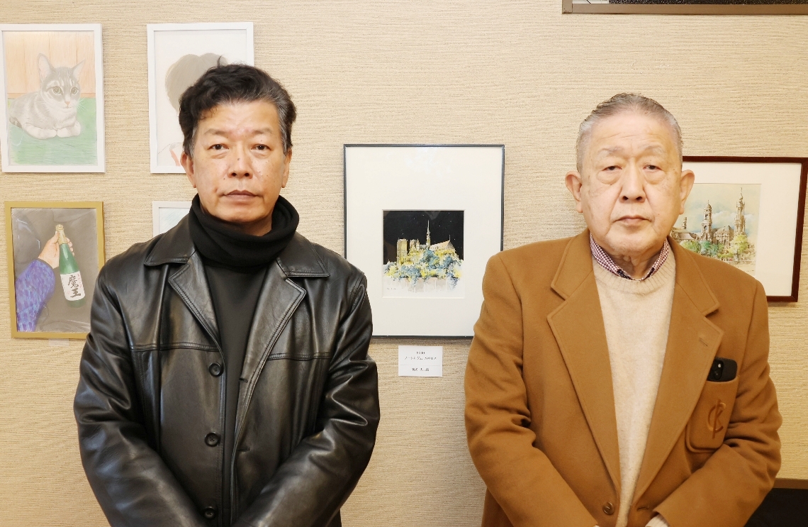 色鉛筆画の木付吉弘さん（左）と透明水彩画の新名大二郎さん＝豊後大野市千歳町下山の中九州アートミュージアム幸寿記念館