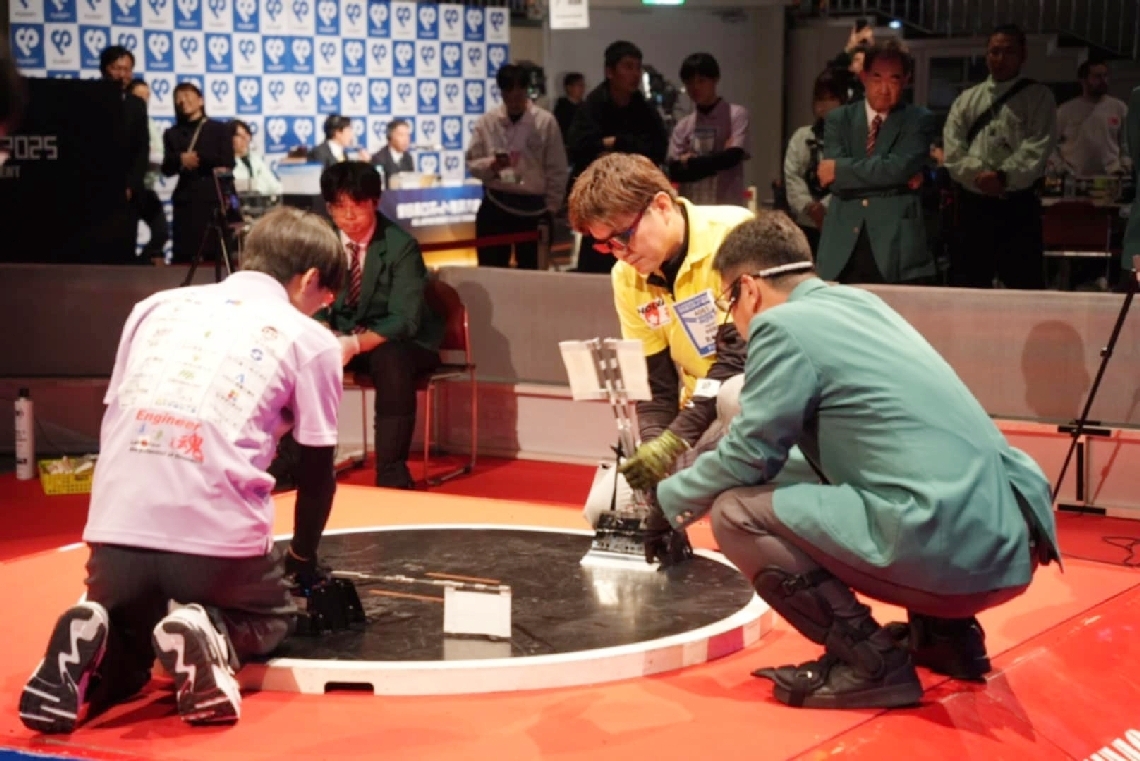 決勝戦で同門対決をする佐伯豊南高＝東京都の両国国技館