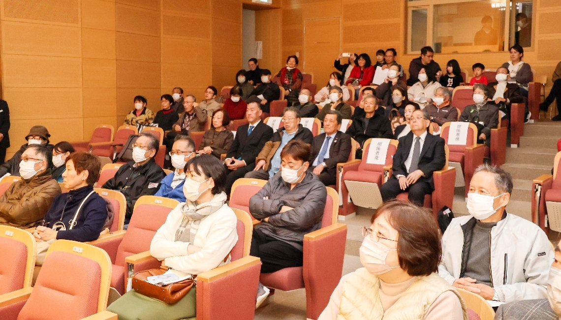 映画を見る、完成を心待ちにしていた市民ら