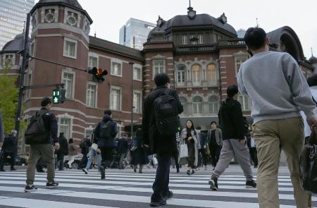 東京・丸の内を歩く人たち＝１１月
