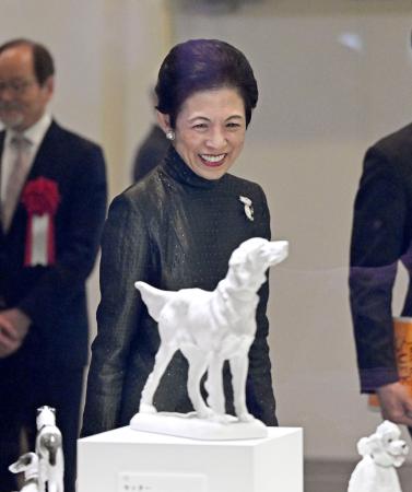 愛知県陶磁美術館で自身が寄贈した陶磁器製の犬の置物の展示を見学される高円宮妃久子さま＝１２日午後、瀬戸市