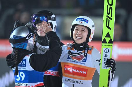 スキーＷ杯ジャンプ、女子個人第７戦で今季４勝目を挙げ、笑顔の丸山希＝１２日、クリンゲンタール（ＤＰＡ提供・ＡＰ＝共同）