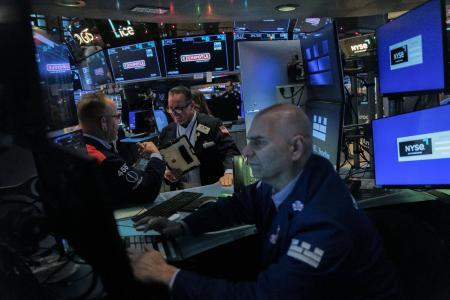 ニューヨーク証券取引所のトレーダー＝１２日（ロイター＝共同）