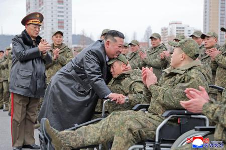 ロシアを支援するために派遣され、任務を終えて帰国した朝鮮人民軍の工兵部隊の歓迎式で、兵士をねぎらう北朝鮮の金正恩朝鮮労働党総書記（中央左）＝１２日、平壌（朝鮮中央通信＝共同）