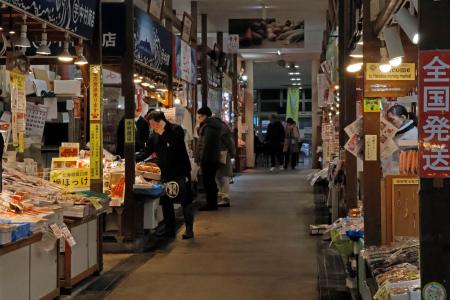 観光客の姿がまばらな函館朝市＝１３日午前、北海道函館市