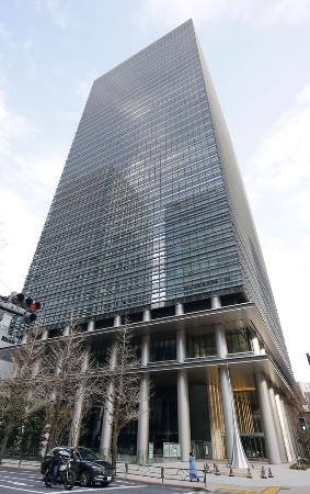 日本郵便や日本郵政グループの本社・本店が入るビル＝１月、東京・大手町