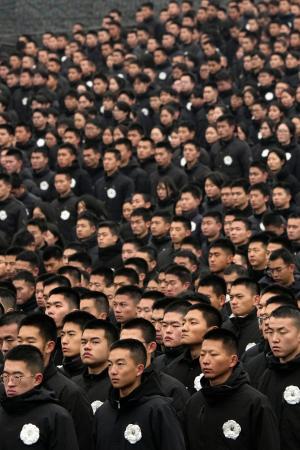 「南京大虐殺記念館」で開催された国家追悼式典の参列者＝１３日、中国江蘇省南京市（共同）